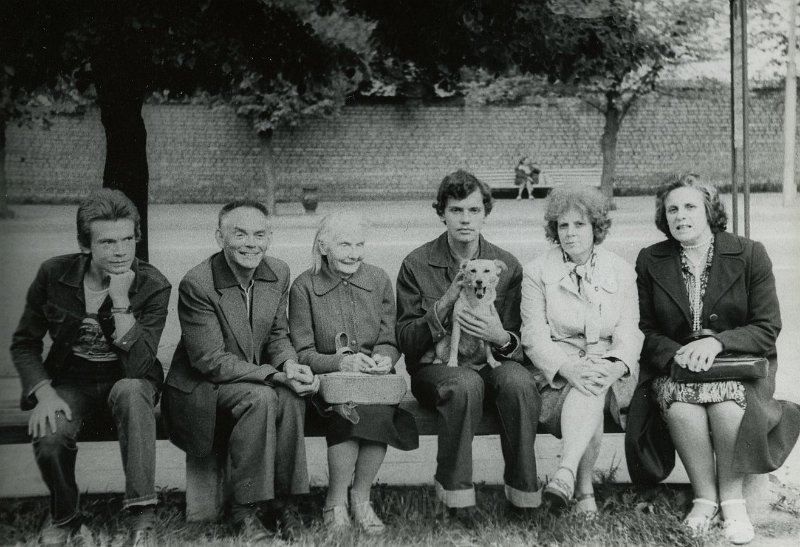 KKE 4174-144.jpg - Od lewej: siostrzeniec Eugeniusza Zabagońskiego, Eugeniusz, Genowefa, Jurek Zabagońscy, Aleksandra (Zabagońska) z mężem, kuzynka Fiekcia, Wilno – plac Lenina.